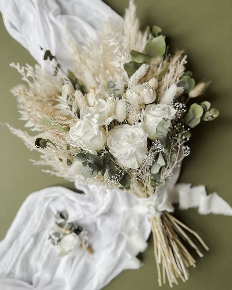 🌿 Kirstie 🌿 Commissioned this gorgeous dried and preserved flower bridal bouquet in white and sage, along with matching bridesmaid bouquets and buttonholes for her wedding party. This colour scheme is so popular at the moment! Are you including sage and white in your wedding day? #sagewedding #springwedding #driedflowerbouquet #preservedflowerbouquet #lunaandwild White Dried Flower Bouquet, Gold Ivory Wedding, Cream Wedding Bouquet, Ivory Bouquet Wedding, Matching Bridesmaids, Beige Wedding, Sage Wedding, Bridesmaid Bouquets, Cream Wedding