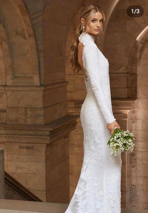 Snatched Wedding Dress, Wedding Dress With No Sleeves, Turtle Neck Wedding Dress, Wedding Makeup Blonde, Dress With No Sleeves, Kate Middleton Wedding Dress, Middleton Wedding, High Neck Lace Dress, Kate Middleton Wedding