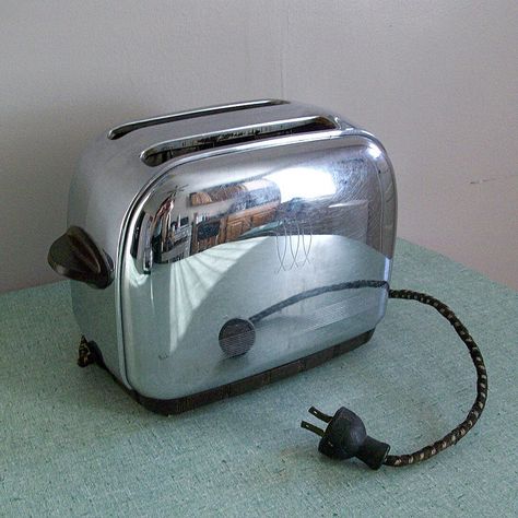 vintage toaster | antique Toastmaster toaster -- I have two of these, but one of them is a lamp on a dimmer :) Trailer Office, Vintage Toaster, Kitchen Devices, Electric Toaster, Mood Design, Waffle Irons, Box Project, Vintage Kitchen Utensils, Watercolor Food