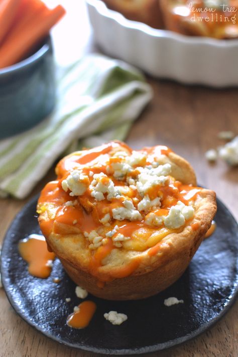 These Buffalo Chicken Pizza Cups are made with just 5 ingredients and are perfect for snack, lunch, or dinner! Make them in a muffin tin for an extra fun twist on pizza! Sunday Appetizers, Appetizers For Party Bite Size, Buffalo Chicken Cups, Chicken Cups, Mini Muffin Tin Recipes, Crescent Roll Cheesecake, Pizza Cups, Buffalo Chicken Meatballs, Tin Recipes