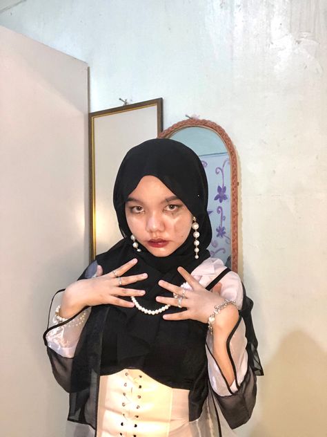 #halloween #halloweenmakeup #halloweenparty #halloweencostumeswomen #hijab #hijabfashion #vampire #hijaboutfit Fits For Hijabis, Costume Ideas Black Dress, Hijabi Cosplay, Halloween Fits, Vampire Costume, Halloween Costumes For Teens, Dark Lips, Hijabi Fashion, Niqab