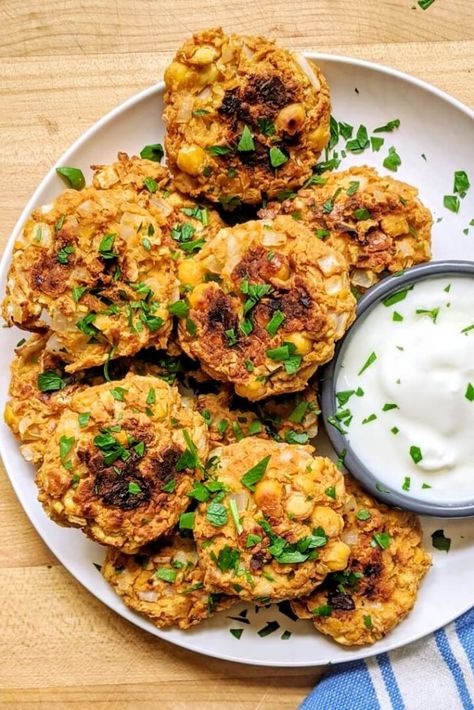 Falafel Canned Chickpeas, Falafel With Canned Chickpeas, Healthy Falafel, Baked Falafel Recipe, Falafel Patties, Cook Chickpeas, Easy Falafel, Chickpeas Benefits, Chickpea Flour Recipes