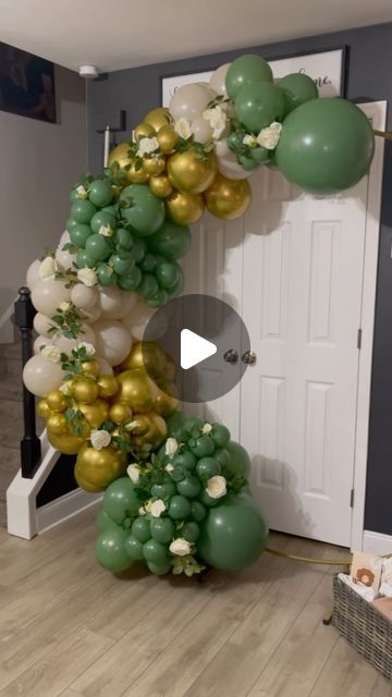 SweetDecor LLC. on Instagram: "So simple yet such an elegant look for a beautiful mom to be!! 😍💕

This was an at home “sprinkle” which was just intimate and beautiful! So happy we were able to create this for our friend!! This could be used for any occasion! Book yours now!!!! 💗💗

#babyshower #baby #genderneutral #elegant #balloons #balloongarland #gold #balloondecor #decor #circlebackdrop" Simple Balloon Decorations At Home, Simple Balloon Decoration, Link Balloons, Balloon Crafts, Balloon Columns, Balloon Decor, Elegant Look, Mom To Be, Gold Balloons