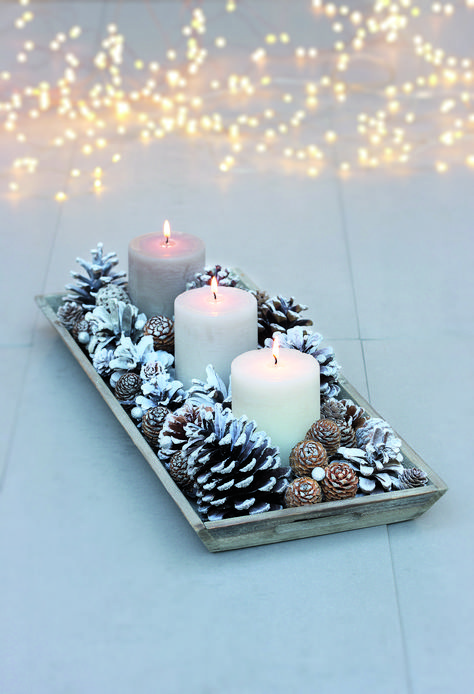 How to make Christmas candles and holders: three stylish displays Make Christmas Candles, Christmas Candle Display, Candle Tray Decor, Wooden Candle Tray, Christmas Candle Crafts, Christmas Candle Centerpiece, Cheap Candles, Candle Crafts, Pine Cone Candles