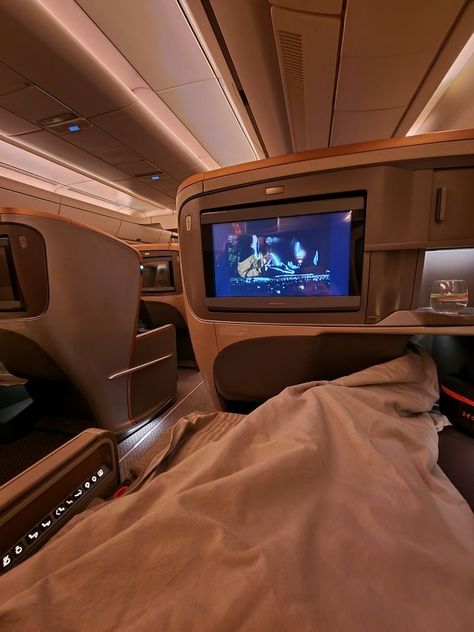 First Class Plane, Jet Privé, Business Class Flight, First Class Flights, Airport Aesthetic, Life Vision Board, Private Plane, Travel Pictures Poses, Luxury Lifestyle Dreams