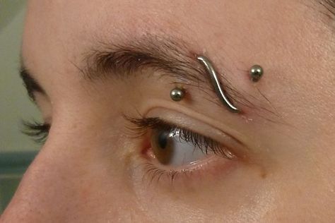 Cool Piercings Men, Double Eyebrow Piercing One Side, Eyeball Piercing, Dainty Face Piercings, Double Eyebrow Piercing, Piercing Designs, Men Piercing, Eyebrow Piercings, Piercing Bouche