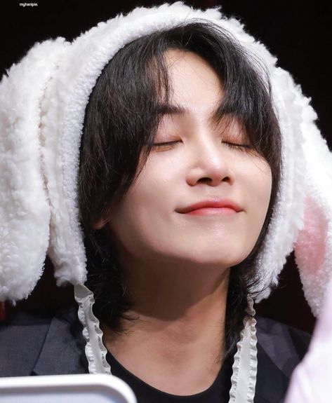 Jeonghan Jeonghan Bunny, Pink Seventeen, Bunny Hat, Yoon Jeonghan, My Escape, Pookie Wookie, Eyes Closed, Seventeen, Close Up