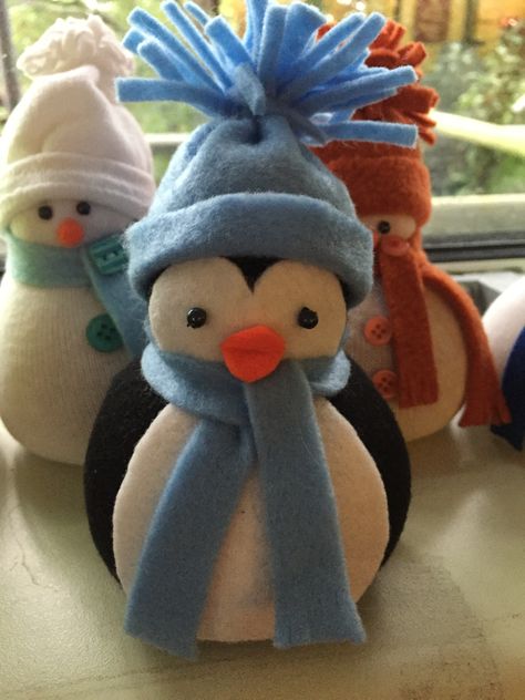 Sock penguin Penguin Sock Craft, Diy Sock Penguin, How To Make Penguins, Penguin Christmas Crafts, Sock Penguin, Penguin Diy, Diy Penguin, Sock Snowman Craft, Penguin Crafts