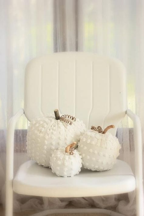 Pumpkins made with old bedspreads for a DIY fall decor idea White Fall Decor Ideas, Chenille Pumpkins, Chenille Crafts, Zucca Halloween, Autumn Decorating, Fabric Pumpkins, Fabulous Fall, White Pumpkins, Fall Decor Diy