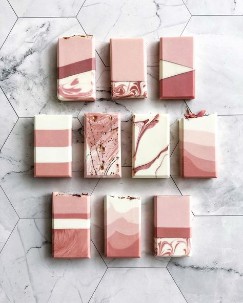 T&B soaphouse on Instagram: “Champagne Flavors . . #weddinggift 🤵🏻👰🏻 💯handmade 👋🏻 . . #TandBsoaphouse #soapstudio #naturalsoap #weddingsoap #cpsoap #artisansoap…” Soap Top Designs, Fancy Soap Packaging, Soap Swirl Design, Cold Process Soap Top Designs, Marble Soap, Soap Design Ideas, Cold Process Soap Designs, Easy Soap Recipes, Pink Soap