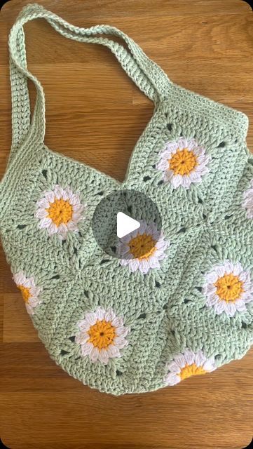 Daisy Crochet Bag Pattern Free, Granny Square Daisy Bag, Granny Square Crochet Pattern Video, Crochet Granny Square Purse Pattern Free Easy, Granny Square Bag Handles, Crochet Bag Video, Granny Square Crochet Bag Pattern, Crochet Bag Tutorials Videos, What To Make With Granny Squares