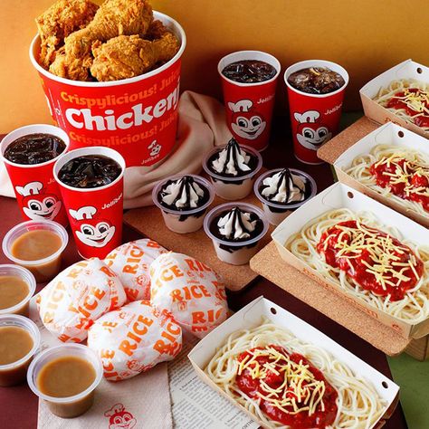 jollibee - Google Search Jollibee Bucket, Foods With Chicken, Road Trip Food, Asian Street Food, Food Trip, Pepper Steak, Food Babe, Lunch Recipes Healthy, Filipino Food