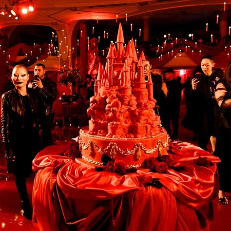 Get A Load Of Kat Von D’s Gorgeous Glam Goth Wedding – if it's hip, it's here Kat Von D Wedding, Satanic Wedding, Wedding Gothic, Vegan Wedding, Castle Cake, Goth Wedding, Dark Wedding, Kat Von, Kat Von D