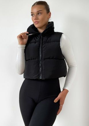 Gilet With Hood, Outfits With Gilets, Cropped Gilet Outfit, Black Cropped Vest Outfit, Black Gilet Outfit, Puffer Gilet Outfit, Gilet Outfits, Cropped Vest Outfit, Cropped Puffer Vest Outfit