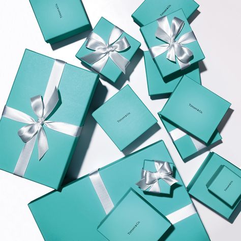 Tiffany Packaging, Souvenir Bags, Tiffany And Co Box, Online Bakery, Tiffany Blue Box, Tiffany Box, Christmas Campaign, Luxury Birthday, I'm Crazy