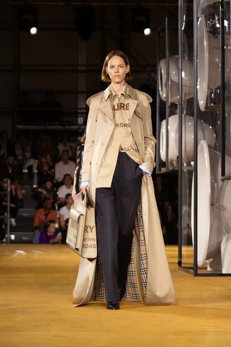 Burberry's Spring 2020 Show Brings Out Today's Supermodels For a Streetwear-infused Show Photos | W Magazine Gigi Bella, Agyness Deyn, W Magazine, 2020 Fashion, Show Photos, London Fashion Week, Duster Coat, Burberry, Trench Coat