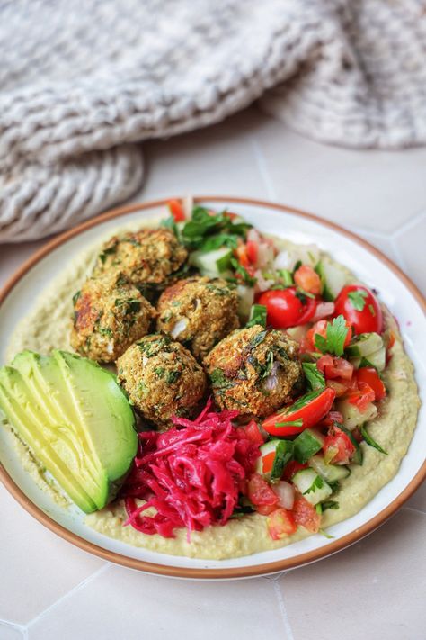 Cauliflower Falafel Hummus Plates (low carb, vegan) Low Carb Falafel Recipe, Vegetable Falafel, Hummus And Falafel, Cauliflower Falafel, Falafel Plate, Hummus Plate, Gluten Free Falafel, Loaded Cauliflower Bake, Packed Meals