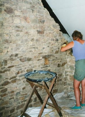 Pointing interior stone walls with lime mortar Lime Pointing Stone, Lime Mortar Stone Wall, Lime Mortar Pointing, Lime Stone Wall, Interior Stone Walls, French Stone House, Limestone Plaster, Hemp Insulation, Lime Mortar