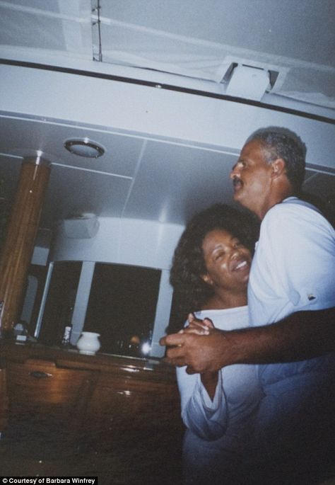 Oprah Winfrey's stepmother says relationship between her, Gayle and Stedman is 'unhealthy' Oprah Winfrey Pictures, Young Oprah, Oprah Winfrey Style, Oprah And Stedman, Sitting At Desk, Gayle King, Black Cocker Spaniel, Rapper Outfits, Hold Hands