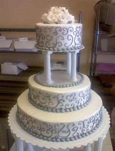 Anniversary Dinner Ideas, Round Wedding Cake, Wedding Columns, Extravagant Wedding Cakes, Cake Pics, Round Wedding Cakes, 3 Tier Wedding Cakes, Quinceanera Cakes, Wedding Cake Pictures