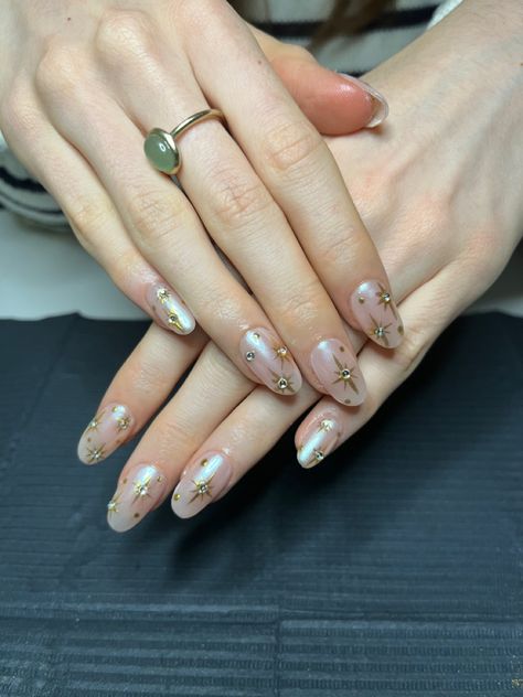 gold chrome star nails with gems and glazed donut base Pearl And Gold Nails, Gold Star Nails, Chrome Star Nails, Pearly Nails, Golden Nail Art, White Nails With Gold, Gold Chrome Nails, Golden Nails, Chrome Nails Designs