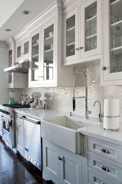 Model Dapur, Farmhouse Kitchen Backsplash, Two Tone Kitchen Cabinets, Kabinet Dapur, Farmhouse Kitchen Cabinets, Kitchen Cabinets Makeover, Classic Kitchen, White Kitchen Design, Grey Kitchen Cabinets