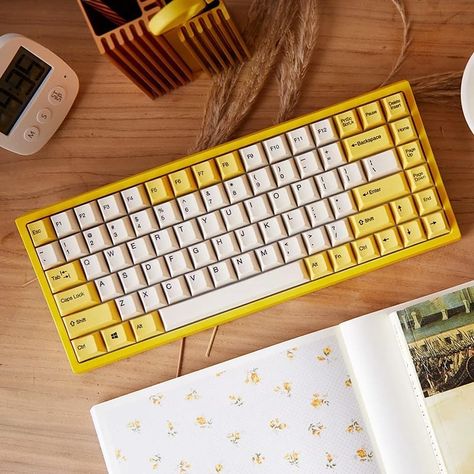 Crafting Keyboards (@craftingkeyboard) on Instagram: “Daffodil CK84 Mechanical Keyboard: with its lovely appearance, and fine and beautiful craftmanship.…” Yellow Gaming Setup, Cute Keyboards, Yellow Keyboard, Keyboard Aesthetic, Logitech Keyboard, Custom Keyboard, Retro Typewriter, Computer Set, Keyboard Keys