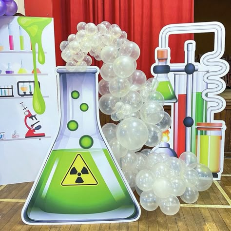 Science Week Decoration, Chemistry Decorations Ideas, Science Exhibition Decoration Ideas, Chemistry Decorations, Science Vbs, Laboratory Background, Lab Party, Science Lab Decorations, Lab Decorations