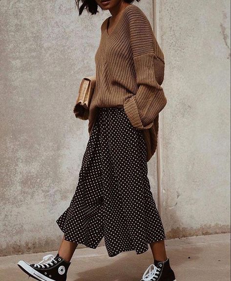 Sweater V Neck Camel Culotte Polka Dot Black Sneakers Converse High Tops Black #sweatersstreetstyle Converse Outfits, Mode Tips, Perfect Fall Outfit, High Street Fashion, Outfits With Converse, Black High Tops, Elegantes Outfit, 가을 패션, Looks Style