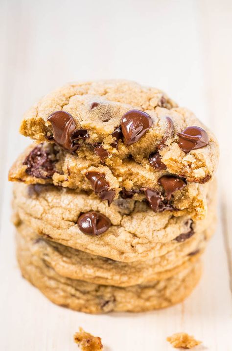 Mrs. Fields Chocolate Chip Cookies {Copycat} - Learn all the SECRETS to making the famous Mrs. Fields cookies at home!! The recipe is easy, spot-on, and they taste just like the real thing!! Chocolate Chip Cookies Copycat, Chip Cookies Copycat, Hershey Chocolate Chip Cookies, Mrs Fields Chocolate Chip Cookies, Mrs Fields, Healthy Chocolate Chip Cookies, Averie Cooks, Healthy Chocolate Chip, Oreo Brownies