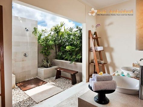 Berlin House, Half Bathroom Remodel, Indoor Outdoor Bathroom, Contemporary Shelving, Luxury Bathroom Master Baths, Bathroom Crafts, Outdoor Bathrooms, Bathroom Outdoor, Trendy Bathroom