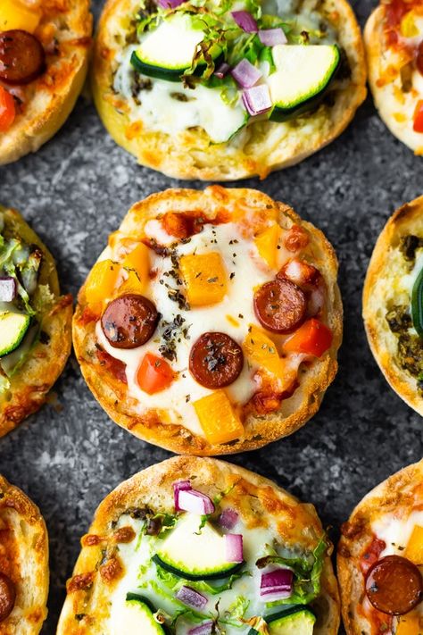 10 Minute English Muffin Pizza Recipe Muffin Pizza Recipe, Healthy Office Snacks, English Muffin Pizza, Menu Sarapan Sehat, Pizza Muffins, Meal Prep Snacks, Afternoon Snack, Meal Prep Bowls, Prep Recipes