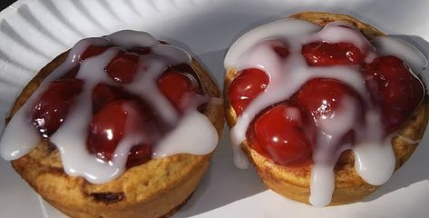 Happier Than A Pig In Mud: Cherry Pie Cups - 2 Ingredient Canned Cinnamon Buns and Cherry Pie Filling Cherry Pie Cups, Cinnamon Roll Cups, Pillsbury Cinnamon Roll Recipes, Pie Filling Desserts, Cinnamon Roll Cupcakes, Pie Cups, Mini Cherry Pies, Pillsbury Cinnamon Rolls, Instant Pot Slow Cooker