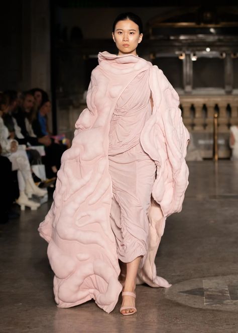 Parsons BFA Fall 2024 Ready-to-Wear Fashion Show | Vogue Graduation Fashion, Quilted Clothes, Graduation Style, Diy Clothes Design, Fall 24, Fashion Design Clothes, Fall 2024, Diy Clothes, Fashion Collection