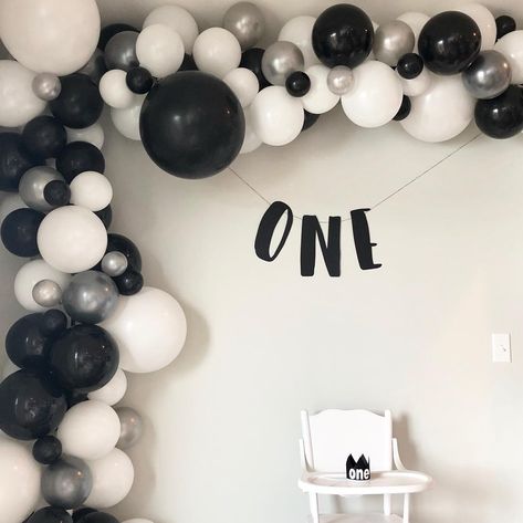 Black White Gray Balloon Garland, Black And White Balloon Decorations, Black And White Birthday Decorations, Black And White Balloon Garland, Black And White Balloon Arch, Black And White Backdrop, Baloon Garland, Halo Birthday, Zebra Birthday Party