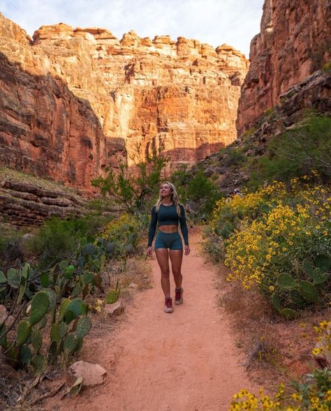 Utah Aesthetic Pictures, Canyon Hiking Outfit, Sedona Arizona Outfits, Arizona Picture Ideas, Hiking Picture Ideas, Arizona Outfits, Ways To Exercise, Hiking Outfit Summer, Arizona Trip