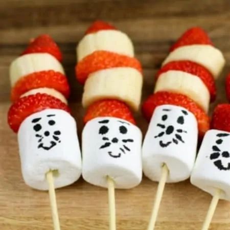 Dr Seuss Birthday Party Ideas Food, School Deserts, Doctor Suess, Sibling Things, Dr Seuss Snacks, Dr Seuss Preschool Activities, Fruit Kabobs Kids, Classroom Cooking, Fruit Kabob