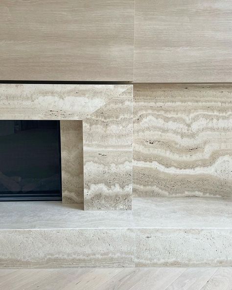 Contemporary Farmhouse Fireplace, Travertine Fireplace With Mantel, Travertine Fireplace Ideas, Contemporary Stone Fireplace, Travertine Fireplace Surround, Contemporary Fireplace Wall, Sculptural Fireplace, Fireplace Travertine, Travertine Fireplace