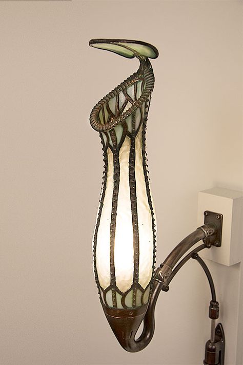 Pitcher Plant Lamp, Pitcher Plant Aesthetic, Stainglass Lamp Shades, Art Nouveau Plants, Solarpunk Decor, Bug Furniture, Art Nouveau Garden, Interesting Lamps, Art Nouveau Lamp