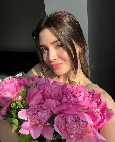 Flower Selfie Ideas, Selfie With Flowers Instagram, Selfies With Flowers, Selfie With Flowers, Naomi Westfield, Formal Hairstyles For Long Hair, Beauty Makeup Photography, Flower Photoshoot, Beautiful Curly Hair