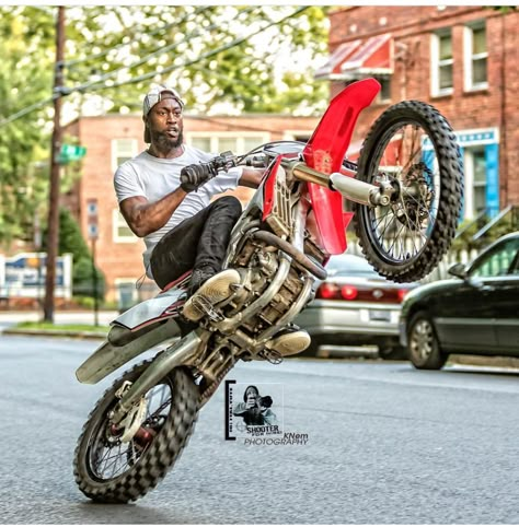 Street Bike Wallpaper, Dirt Bike Wheelie, Motard Bikes, Ktm Supermoto, Bike Gang, Freestyle Motocross, Speedway Racing, Image Moto, Motorcross Bike