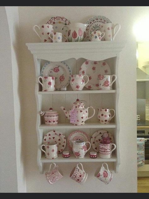 Tea Cup Display, Shabby Chic Decorating, Muebles Shabby Chic, Styl Shabby Chic, Emma Bridgewater Pottery, Kitchen Dresser, Pretty China, Coffee Bar Home, Shabby Chic Dresser