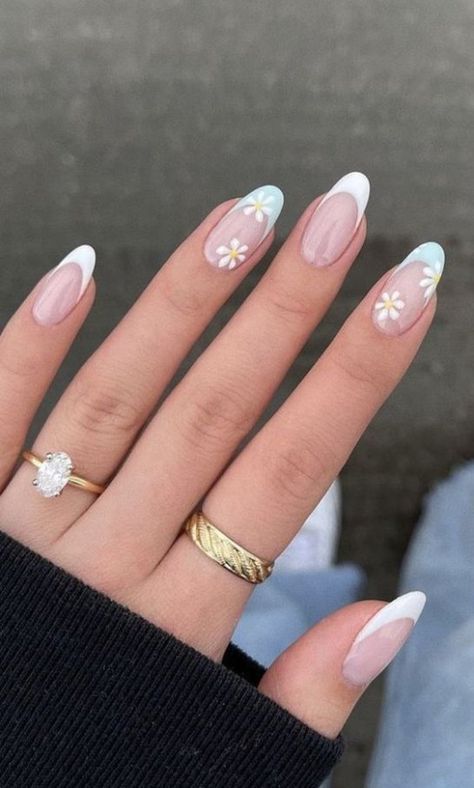 Daisy Acrylic Nails, Almond Nails French, French Tip Design, Chic Nail Art, White French Tip, Daisy Nails, Flower Nail Designs, Almond Acrylic Nails, Tip Nails