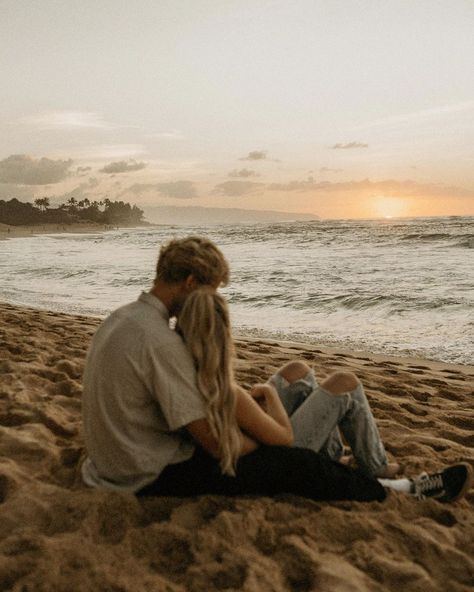 Beach Pictures Couples Photo Ideas Fun, Beach Vacation Couple Pictures, Beach Engagement Photos Aesthetic, Engagement Photos At Beach, Couple Beach Photo Poses, Casual Beach Engagement Photos, Beach Photography Couples, Photoshoot Ideas For Boyfriend, Couples Photoshoot Beach