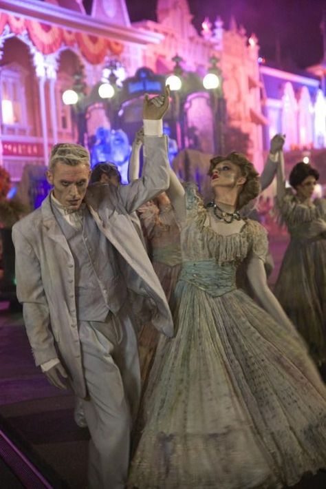 Hunted Mansion, Ghost Bride Costume, Haunted Mansion Costume, Parks Aesthetic, Mansion Aesthetic, Costume Inspirations, Ghost Bride, Mansion Ideas, Disney Themed Outfits