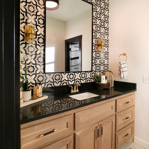 Small Bathroom Backsplash Ideas, Small Bathroom Backsplash, Cream Bathroom Ideas, Black And Cream Bathroom, Bathroom Backsplash Ideas, Rustic Backsplash, Cream Bathroom, Small Bathroom Diy, Beautiful Backsplash