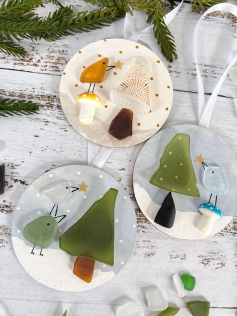 Christmas Pebble, Seaglass Crafts, Seaglass Christmas, Christmas Pebble Art, Sea Glass Art Projects, Seaglass Art, Tree Slice, Wood Slice Crafts, Ocean Treasures