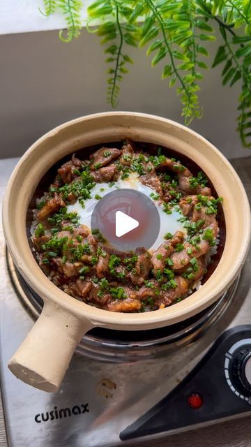 Jess on Instagram: "claypot beef rice with egg & chives 

hello besties, long time no post but i’m back again with one of my fav type of recipes, one pot rice 👁️👅👁️, i love me some bo zai fan and i got this cute smol claypot from hk, so you know i had to put it to good use 😌

ingredients:
- 100g rib eye, cut thinly
- 1 shallot, minced
- 80g sushi rice
- 80ml water
- egg
- chives 
- 1/2 tbsp neutral oil

marinade:
- 1/4 tsp baking soda 
- 1/2 tsp light soy sauce
- 1/4 tsp dark soy sauce 
- 1/2 tsp oyster sauce
- pinch salt 
- 1 garlic, minced
- 1/2 tsp corn starch
- 1/2 tsp neutral oil

sauce:
1 tbsp oyster sauce
1 tsp sugar 
1.5 tsp shallot sauce (or replace with shallot oil)
1.5 tsp light soy sauce 
1/2 tsp dark soy sauce
1 tbsp water

method:
1. in a bowl, add the thinly sliced beef Marinated Beef, Beef And Rice, Oyster Sauce, Sushi Rice, One Pot, Clay Pots, Stir Fry, I Got This, Baking Soda