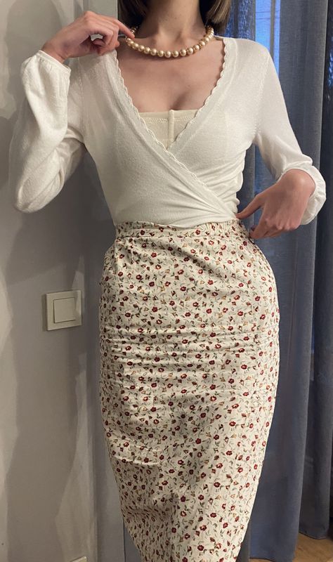 white corset top white cardigan floral midi skirt pearl necklace summer outfit Floral Midi Skirt, White Cardigan, Cropped Cardigan, Corset Top, Skirt Outfits, Summer Outfit, Lace Skirt, High Waisted Skirt, Midi Skirt