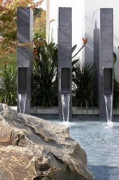 Contemporary landscape in Sydney by Dean Herald-Rolling Stone Landscapes Water Fall Design, Modern Water Feature, Kolam Koi, Taman Air, Modern Fountain, Outdoor Water Features, Pool Water Features, Fountain Design, Pool Fountain